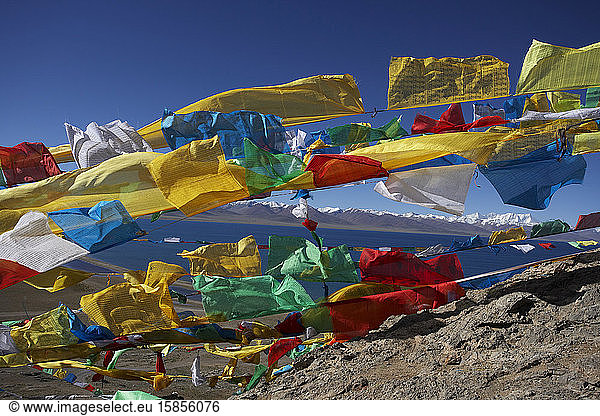 Tibetische Gebetsfahnen im Wind