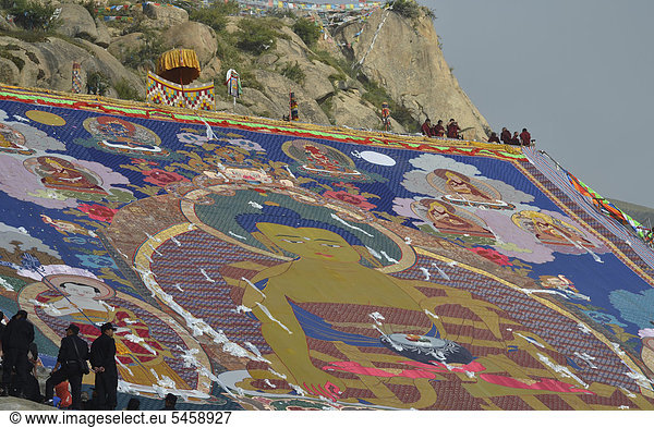 Tibetischer Buddhismus  Shodon-Festival mit der Entrollung des großen Thangka  ein textiles Buddhagemälde  Drepung Kloster  Lhasa  Tibet  China  Asien