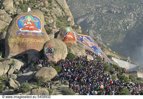 Tibetischer Buddhismus  unzählige Besucher zum Shoton- oder Shodon-Festival mit der Entrollung des großen Thangka  ein textiles Buddhagemälde  Drepung Kloster  Lhasa  Tibet  China  Asien