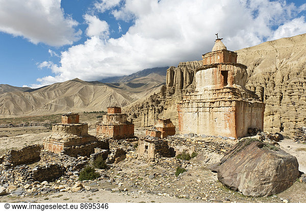 Tibetischer Buddhismus  verwitterter Stupa in Erosionslandschaft  Chörten  bei Ghami  Oberes Mustang oder Lo  Nepal