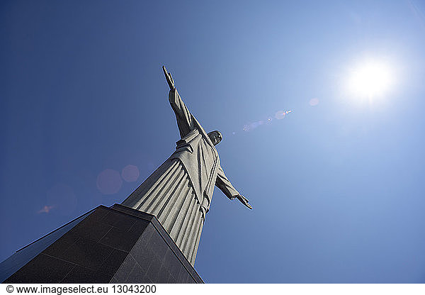 Tiefblick auf Christus  den Erlöser  bei strahlend blauem Himmel am sonnigen Tag