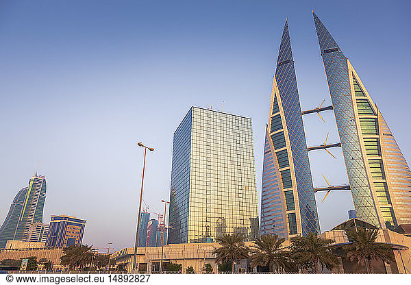Tiefblick auf das Bahrain World Trade Center in Manama  Bahrain