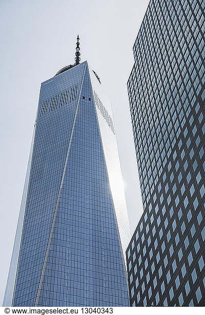 Tiefblick auf das One World Trade Center bei klarem Himmel