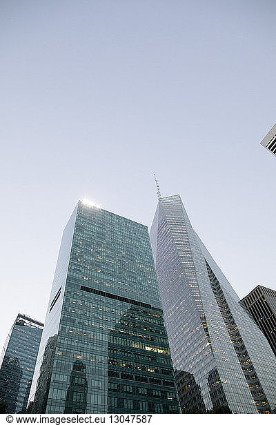 Tiefblick auf das One World Trade Center bei klarem Himmel in der Innenstadt