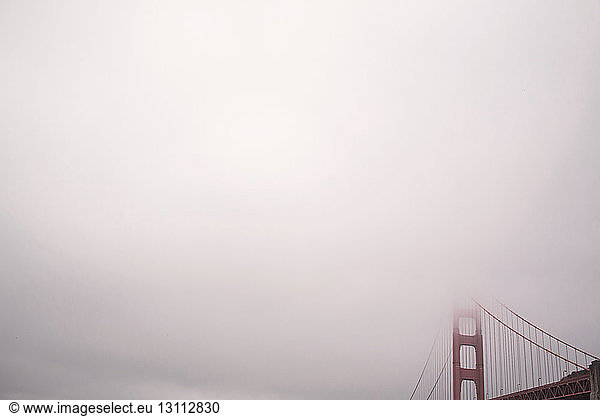 Tiefblick auf die Golden Gate Bridge bei bewölktem Himmel