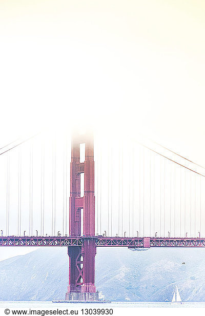 Tiefblick auf die Golden Gate Bridge bei klarem Himmel