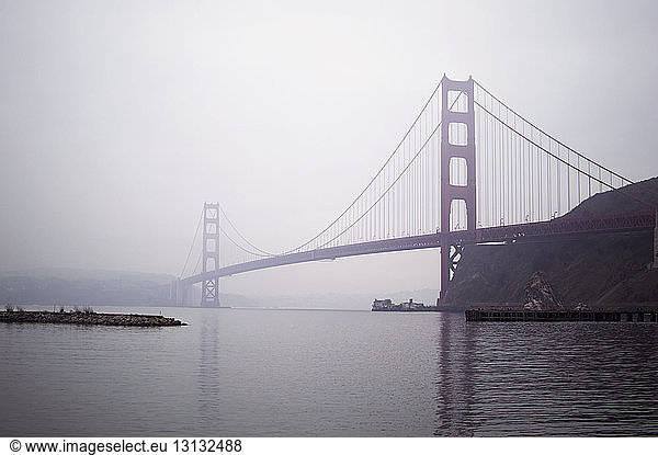 Tiefblick auf die Golden Gate Bridge bei nebligem Wetter