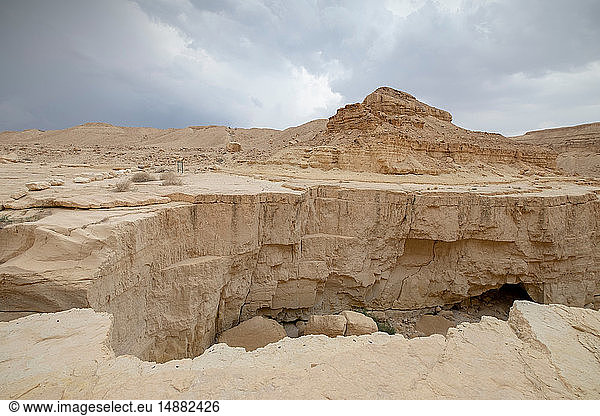 Tiefe  trockene Flussschlucht  vom Hochwasser in trockenen Mergelsandstein eingeschnitten  Totes Meer  Israel