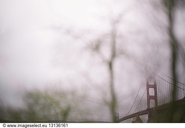 Tiefwinkelansicht der Golden Gate Bridge gegen den Himmel
