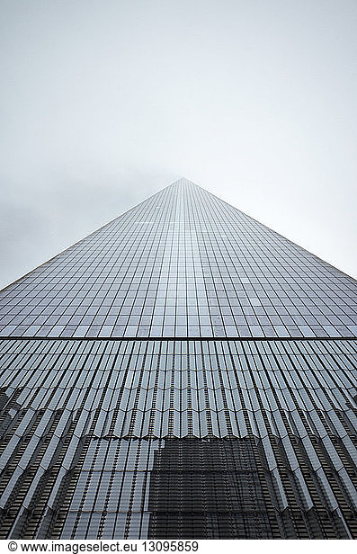 Tiefwinkelansicht des One World Trade Center gegen den Himmel