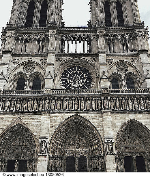 Tiefwinkelansicht von Notre Dame de Paris