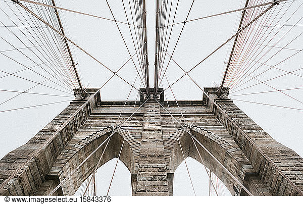Tiefwinkelaufnahme der Brooklyn Bridge in New York City  Vereinigte Staaten.