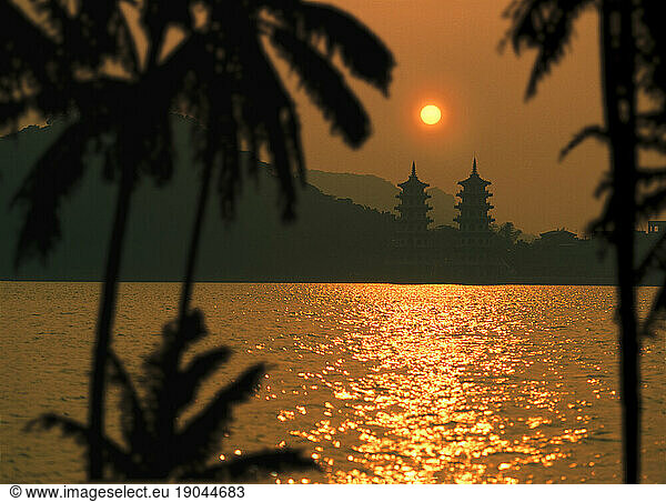 Tiger-Dragon-Pagoda  Lotus Lake