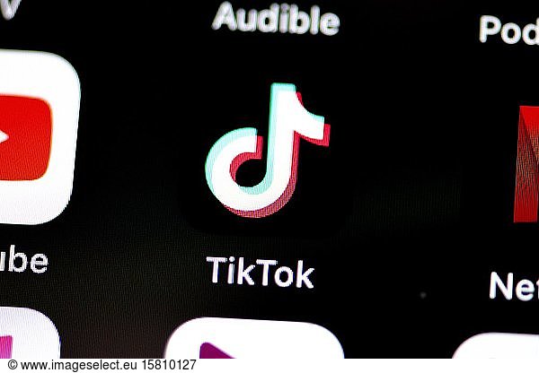 TikTok  social network  app icon  display  iPhone  iOS  smartphone  display  close-up  detail  Germany  Europe