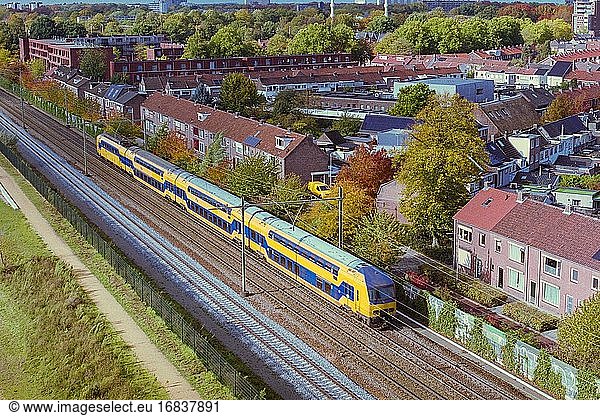 Tilburg  Niederlande. Blick auf das Tilburg Center-Nord und die Bahngleise vom Spoorpark Tower.