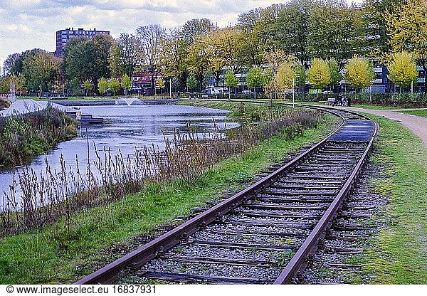 Tilburg  Niederlande. Blick auf den Spoorpark RailRoad Track in Tilburg.