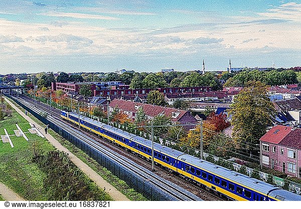 Tilburg  Niederlande. Blick auf Tilburg-Erst und die Bahngleise vom Spoorpark Tower.