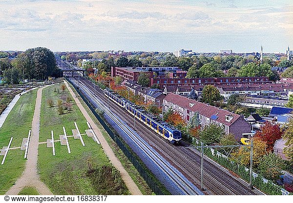 Tilburg  Niederlande. Blick auf Tilburg-Erst und die Bahngleise vom Spoorpark Tower.
