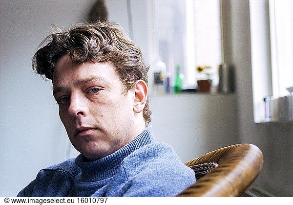 Tilburg  Niederlande. Lässiges Wohnzimmerporträt eines jungen Erwachsenen  männlich  der sich von einer schweren Depression erholt. Gedreht auf analogem Farbfilm im Jahr 1997.
