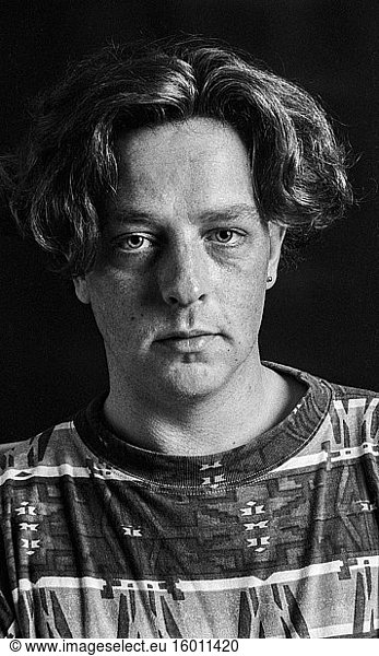 Tilburg  Niederlande. Studioporträt eines jungen erwachsenen Mannes  der an einer schweren Depression leidet  von vorne. Gedreht auf analogem Schwarz-Weiß-Film im Jahr 1995.