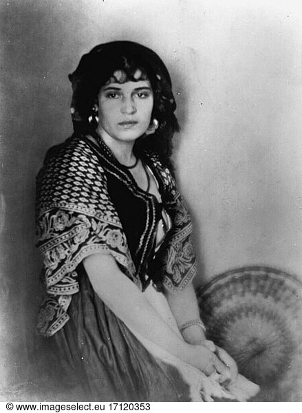 Tina Modotti  Italian-Mexican. Photographer Udine 16.8.1896 – Mexico 5.1.1942. Tina Modotti in Landestracht. Photo  Hollywood 1920.