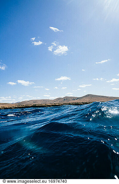 Tindaya vom Meer aus an einem klaren Tag mit blauem Himmel und Meer