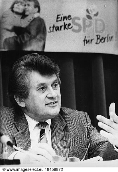 Tino Schwierzina  Politician (SPD)  May 1990 – January 1991Lord Mayor of Berlin (East); bRoyal Huts  Upper Silesia  30.5.1927.– Tino Schwierzina  candidate for the office of mayor of East Berlin in the municipal elections on 6 May1990  during an SPD press conference.– Photo  9.4.1990.