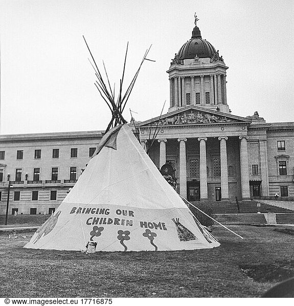 Tipi mit der Aufschrift Bringing Our Children Home auf dem Gelände der Legislative von Manitoba; Winnipeg  Manitoba  Kanada