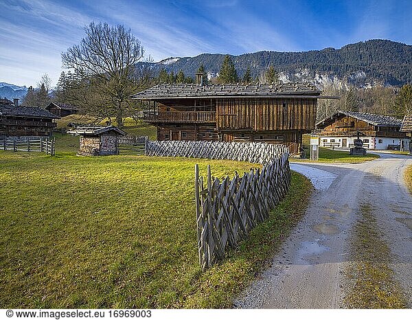 Tiroler Bauernhöfe im Spätherbst  Museum Tiroler Bauernhöfe  Kramsach  Tirol  Österreich  Europa
