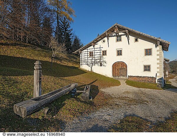 Tiroler Bauernhof im Spätherbst  Museum Tiroler Bauernhöfe  Kramsach  Tirol  Österreich  Europa