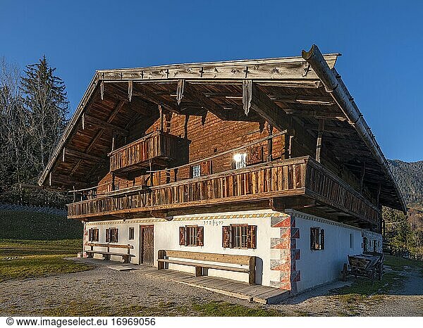 Tiroler Bauernhof im Spätherbst  Museum Tiroler Bauernhöfe  Kramsach  Tirol  Österreich  Europa