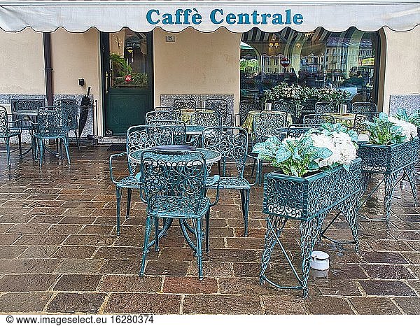 Tische im Freien im Regen  Caffe Centrale  Region Lombardei  Italien.