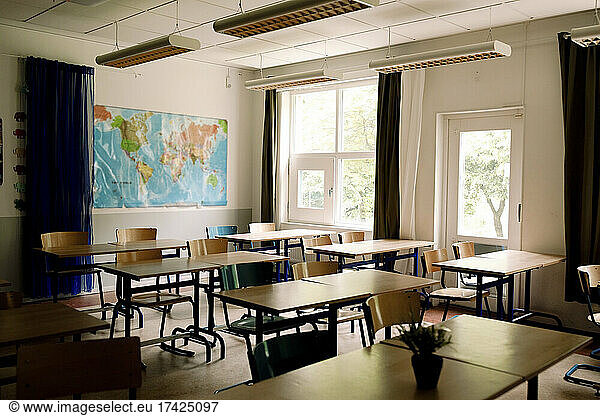 Tische und Stühle in einem Klassenzimmer einer High School