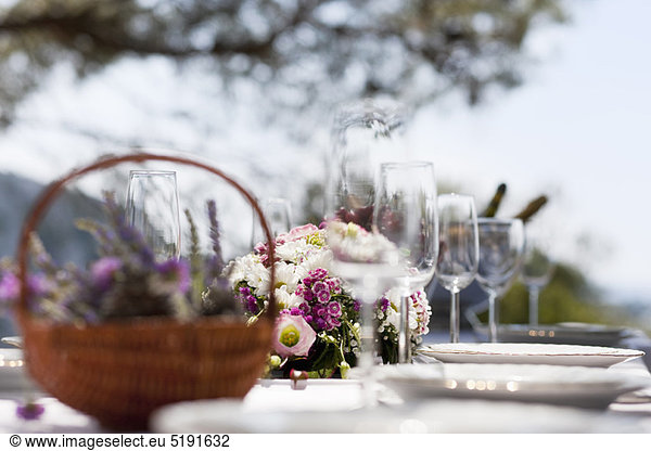 Tischset mit Blumen und Besteck