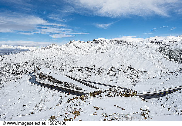 Tizi N'Tichka-Pass im Atlas-Gebirge bei winterlichem Schnee  Marokko