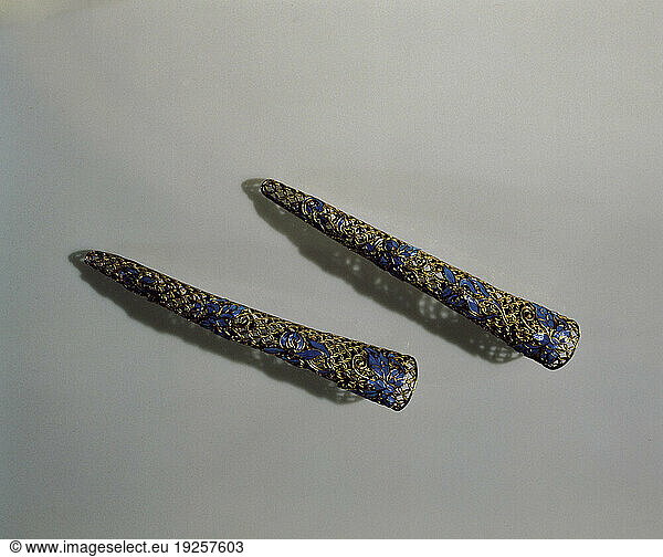 To: Tsi’hi  Chinese Empress-widow and regent; 1835–1908. Finger nail protector of the Empress  which she carried over her 15 cm long fingernails. Gold filigran  kingfisher feathers. Private collection.
