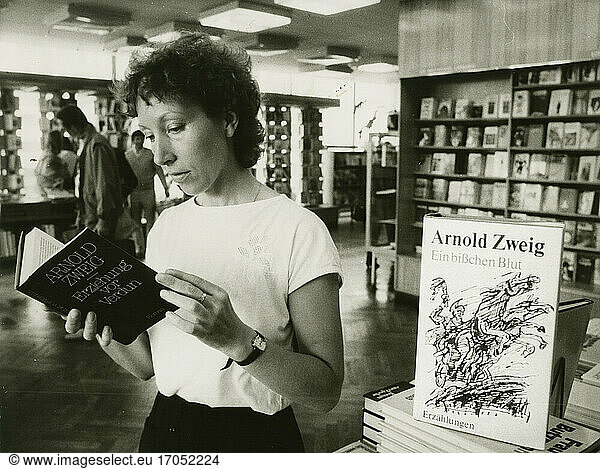 To: Zweig  Arnold Writer.
10.11.1887 Glogau – 26.11.1968 Berlin. Readers in a bookstore with a work by Arnold Zweig. Photo  East Berlin (Gdr)  1987.