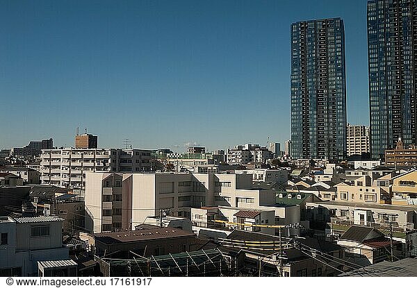 Tokio  Japan  Asien - Ein Blick von oben auf Wohngebäude im dicht besiedelten Großraum Tokio zwischen der Stadt Yokohama und der japanischen Hauptstadt.