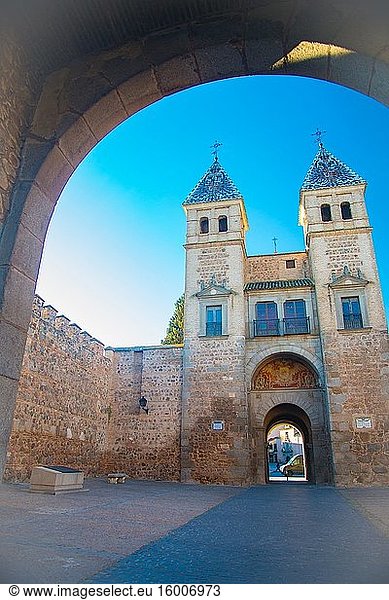 TOLEDO  SPANIEN - 4. Februar 2019: Toledo ist eine alte Stadt in der Nähe von Madrid  Spanien. Spanien ist ein europäisches Land  das viele touristische Orte hat.