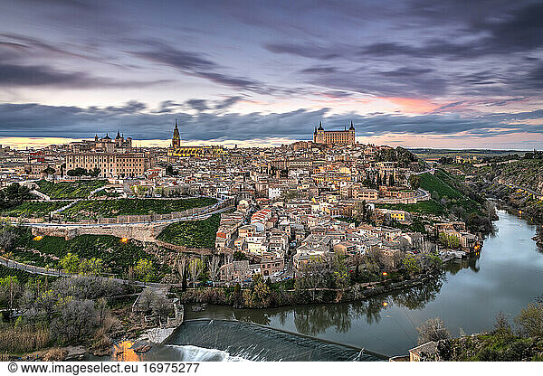 Toledo und der Fluss Tejo  Kastilien-La Mancha  Spanien