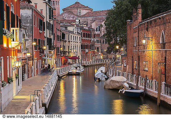 Tolentini-Kanal mit vertäuten Booten  in der Abenddämmerung beleuchtete Wohnpalastgebäude im Renaissance-Architekturstil  Stadtteil Santa Croce  Venedig  Venetien  Italien