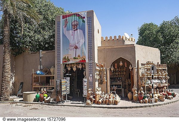 Tonkrüge vor einem Souvenirladen  Basar  Nizwa Souk  Nizwa  Ad Dakhiliyah  Oman  Asien