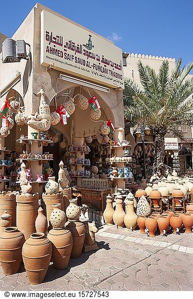 Tonkrüge vor einem Souvenirladen  Basar  Nizwa Souk  Nizwa  Ad Dakhiliyah  Oman  Asien