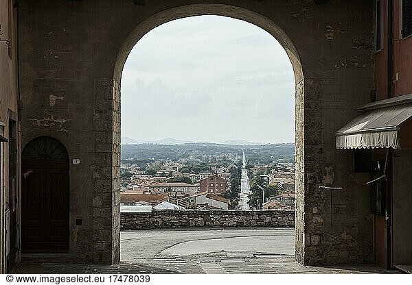 Tor der Stadtmauer der Altstadt von Castiglione del Lago mit Blick auf die Neustadt  Umbrien  Italien  Europa