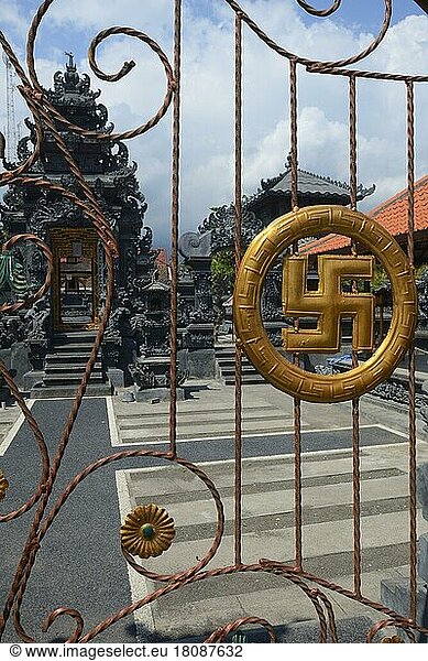 Tor mit Hakenkreuz als Swastika  Glückssymbol im Hinduismus  Tempel Pura Segara  Lovina Beach  Nordbali  Bali  Indonesien  Asien