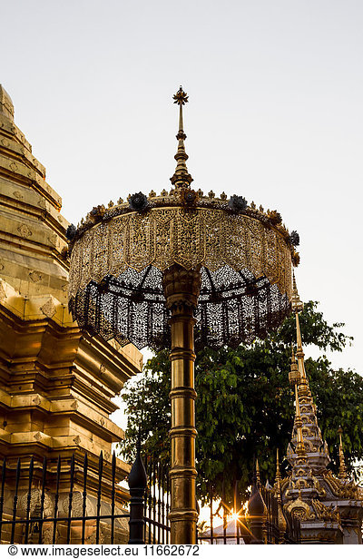 Tor und goldene Türme des buddhistischen Tempels  Chiang Mai  Thailand