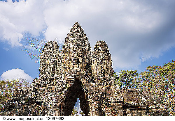 Tor von Angkor Thom gegen bewölkten Himmel