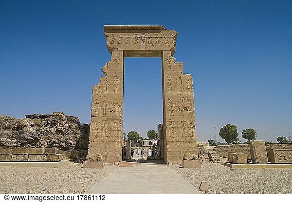 Tor von Domitian und Trajan  nördlicher Eingang  Hathor-Tempel  Dendera  Qina  Ägypten  Afrika