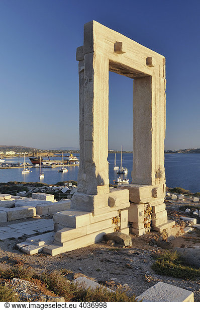 Tor zur Antike  Torbogen Portara des Apollontempel  Attraktion von Naxos Stadt  Kykladen  Griechenland  Europa