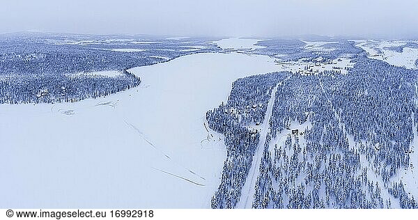 Torassieppi Rentierfarm Unterkunft mit Hütten in den Wäldern innerhalb des Polarkreises in Finnisch-Lappland  Finnland Drohne